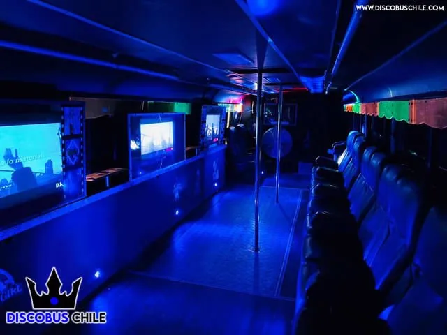 Interior del bus disco con luces LED y caño de baile