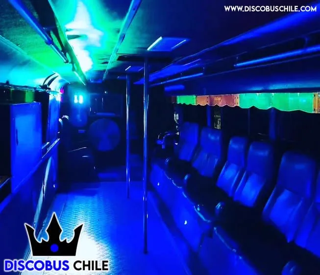 Bus disco recorriendo Santiago de noche