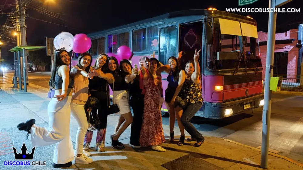 Grupo grande de fiesta en el DiscoBus en Santiago